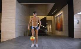 A Cristiano no le dio pena dominar el balón en calzoncillos.