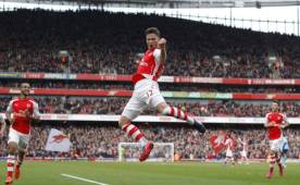 El francés Olivier Giroud abrió el camino del triunfo del Arsenal en Emirates. (AFP)