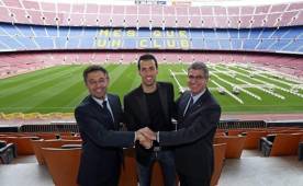 Sergio Busquets posando con el presidente del Barcelona Bartomeu tras sellar su renovión. Foto @FCBarcelona_es