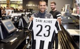 Dani Alves fue presentado como nuevo jugador d ela Juventus, eligió llevar el número 23.
