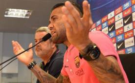 Dani Alves cuestionó a los que aseguraron que él se marcha al PSG.