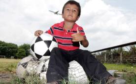 Mesi tiene tres años y es muy famoso en La Lima, espera llegar a ser futbolista.