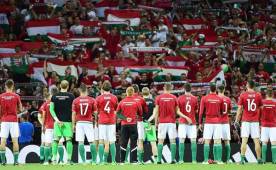 Los futbolistas húngaros se agruparon para cantar el himno con su público.