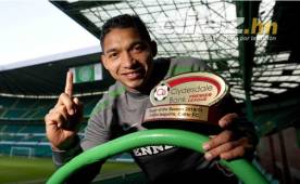 Emilio Izaguirre con el premio al mejor jugador de la temporada con el Celtic en 2011, donde comenzó a escribir su nombre en el histórico club escocés.