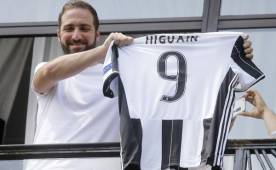 Gonzalo Higuaín posando con la camisa de la Juventus.