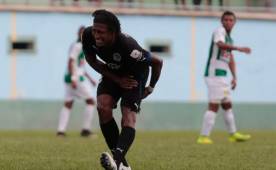 Momento en el que Carlo Costly se resiente de su pierna izquierda en el amistoso ante Juticalpa. FOTO: DIEZ