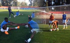 El equipo catracho durante el reconocimiento de cancha del estadio Fiscal de Talca en Chile. FOTOS: FENAFUTH