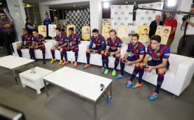 Ocho jugadores del Barcelona se probaron el Fifa 15, se les ha visto muy alegre.