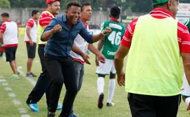 Carlos Pavón está feliz, no es para menos, su equipo se impuso 2-0 en el Yankel Rosenthal y acabó con el invicto del Olimpia. Foto Neptalí Romero