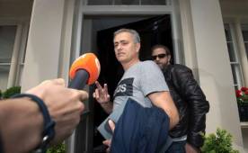Mourinho al ser interrogado por la prensa de Londres. Foto AFP.