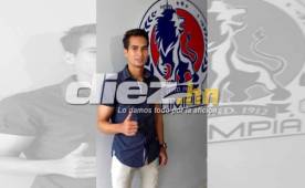 Marcelo Canales posa junto al logo del Olimpia, este viernes al firmar con los albos.