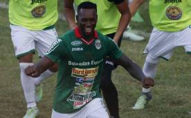 El delantero colombiano Charles Córdoba celebra con su típica moto el primer gol en el triunfo sobre Olimpia en la apertura de la octava fecha. Foto Delmer Martínez