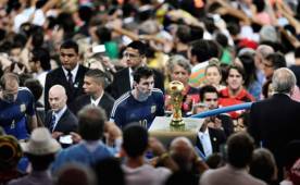 Lionel Messi al momento que pasaba desolado al lado de la copa que ganó Alemania.