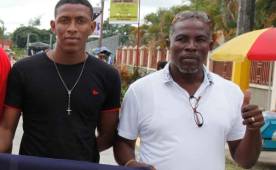 Ray y JOseph West viajaron desde Belice en barco para poder visitar a su familiar, Woodrow, portero titular del Honduras Progreso. FOTO: Neptalí Romero