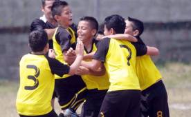 En un gran ambiente en el estadio Las Alsacias, Los chicos de la escuela Rodrigo Castañeda sellaron su pase a la final de Occidente. Fotos Neptalí Romero