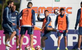 Luego en el entreno, Martino cambió a los centrales e ingresaron; Jonathan Maidana y Víctor Cuesta por Otamendi y Funes Mori. Foto AFP