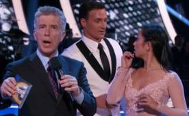 Momento en que el conductor de 'Bailando con las Estrellas' envía a la pausa comercial.