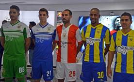 Los jugadores del Uniao Madeira lucen con orgullo el nuevo patrocinador del club, la marca del delantero Cristiano Ronaldo. Foto footyheadlines.com