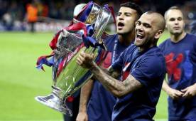 Dani Alves pudo haber jugado este sábado en Berlín su último partido con Barcelona y el título de Champions lo festejó al máximo. Foto EFE