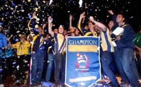 Los chicos de la Escuela Internacional Sampedrana festejaron por todo lo alto su tercer título al hilo. Foto Neptalí Romero