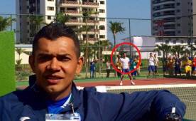 Amado Guevara, asistente técnico de Jorge Luis Pinto, en la Villa Olímpica y de fondo aparece entrenando el tenista Novak Djokovic. Fotos cortesía @luciaguevara20