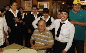 En Siguatepeque celebró Chelato Uclés su cumpleaños 75, bonito agasajo el que recibió. Foto Delmer Martínez