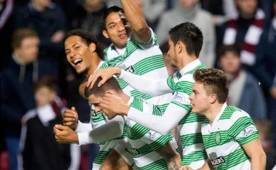 Emilio Izaguirre festeja con sus compañeros el triunfo que los pone en la quinta ronda de la Copa Escocesa. Foto theherald.co.uk
