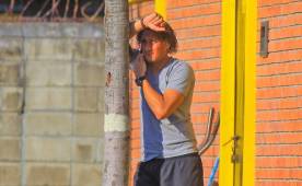 Kevin Hernández se dedicó a hablar por teléfono en su visita a la sede de Real España. (Foto: DIEZ)