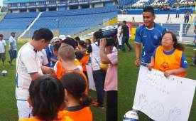 Darwin Cerén fue uno de los jugadores más asediados por los niños que llegaron al Cuscatlán.