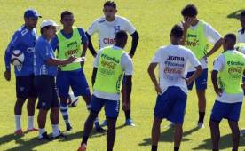 La Selección de Honduras volará en vuelo chárter a El Salvador para el partido del 25 de marzo en el Cuscatlán. Pinto ya tiene definido el plan a seguir. Foto DIEZ
