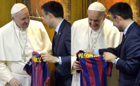 El Papa Francisco recibió agradecido la camiseta del Barcelona de manos de Bartomeu. (AFP)
