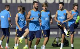 Turan durante un entrenamiento con el Barcelona y el resto del equipo.