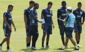 El entrenador de la Selección de Honduras, Jorge Luis Pinto en el entrenamiento de este jueves cuando le daba indicaciones a los jugadores. Foto Neptalí Romero