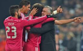 Los jugadores se fueron a celebrar el gol de Marcelo con Carlo Ancelotti.