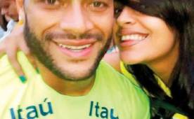 Amanda Bueno logró colarse a uno de los entrenamientos de la selección de Brasil durante en pasado Mundial y se tomó una selfie con Hulk.