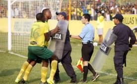 Momento en que Arnold Solórzano se fue encima del árbitro asistente Jovi García y Estupiñán intenta detenerlo. Foto: Neptalí Romero