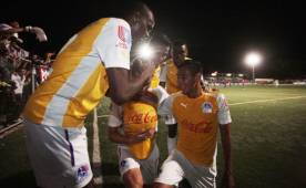 Oliver Morazán festejó a todo lo grande su tanto de penal ante el Gimnástico, Olimpia está en octavos de Copa Presidente. Foto Ronald Aceituno