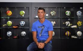 Cristiano Ronaldo durante una visita a la nueva ubicación del museo CR7 dedicado su carrera profesional en Funchal. FOTO AFP.