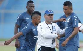 Fredy Amazo, durante sus días como asistente técnico de Jorge Luis Pinto en la Selección de Honduras con la que trabajó un año y medio. Foto Archivo DIEZ