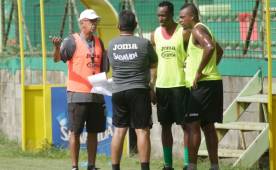 El entrenador Jairo Ríos platicó con los sudamericanos previo al entrenamiento. (Foto: DIEZ)
