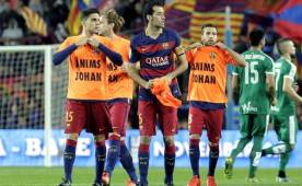Las camisetas de los jugadores del Barcelona eran de color naranja, como el emblemático equipaje de la selección de Holanda que vistió Cruyff. Fotos EFE y AFP