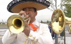 Dancers and mariachi musicians perform on Plaza Garibaldi in downtown Mexico City on October 5, 2018. A serenade organized by mariachis and regional Mexican musicians was held to attract tourists, after an attack on September 14 during which gunmen dressed as mariachi musicians left six people dead and wounded nine others. The plaza was packed at the time with both locals and tourists at the start of a weekend of Mexican Independence Day festivities. / AFP PHOTO / ALFREDO ESTRELLA