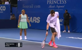 El momento en que la recoge pelotas está a punto de realizar la increíble acción.