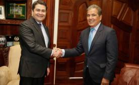 El presidente Juan Orlando Hernández con el seleccionador de Honduras, Jorge Luis Pinto. (FOTOS: Juan Salgado)