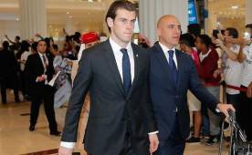 Momento en que los jugadores del Real Madrid salían del aeropuerto de Dubái. Foto RealMadrid.com