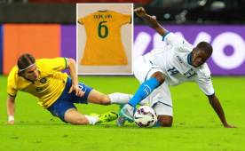 El jugador de Brasil Filipe Luis al momento que disputó un balón con Oscar García.