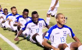El festejo con el famoso trencito de los seleccionados de Honduras tras anotar el 3-1 ante Trinidad y Tobago. Foto / Diez Delmer Martínez.