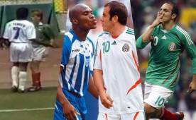 Los duelos entre Honduras y México nos han dejado imágenes para la posteridad, una de ellas el famoso 'beso' de Samuel Caballero y Cuauhtémoc Blanco.