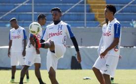 El mediocampista Carlos Discua dominando la pelota en el entrenamiento de la Selección de Honduras este viernes en el Morazán. Foto Delmer Martínez