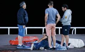 Parte de las víctimas del atentado ocurrido anoche en Niza. Uno de ellos luce una camisa del Barcelona.